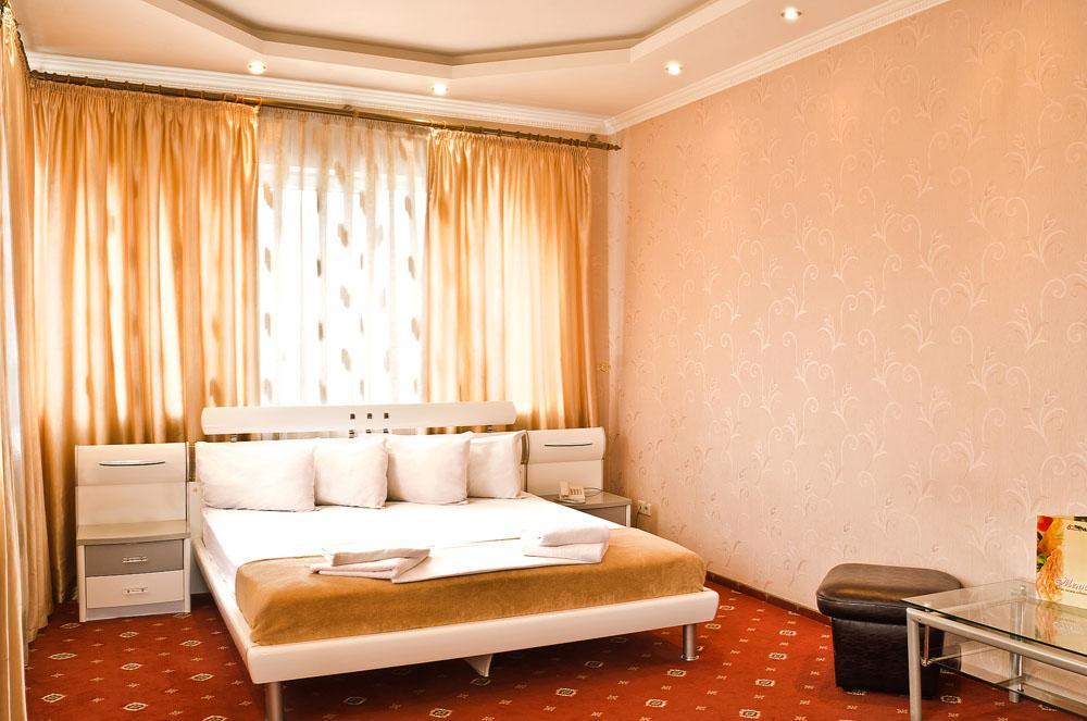 Hotel 8Th Mile Dnipro Exterior foto
